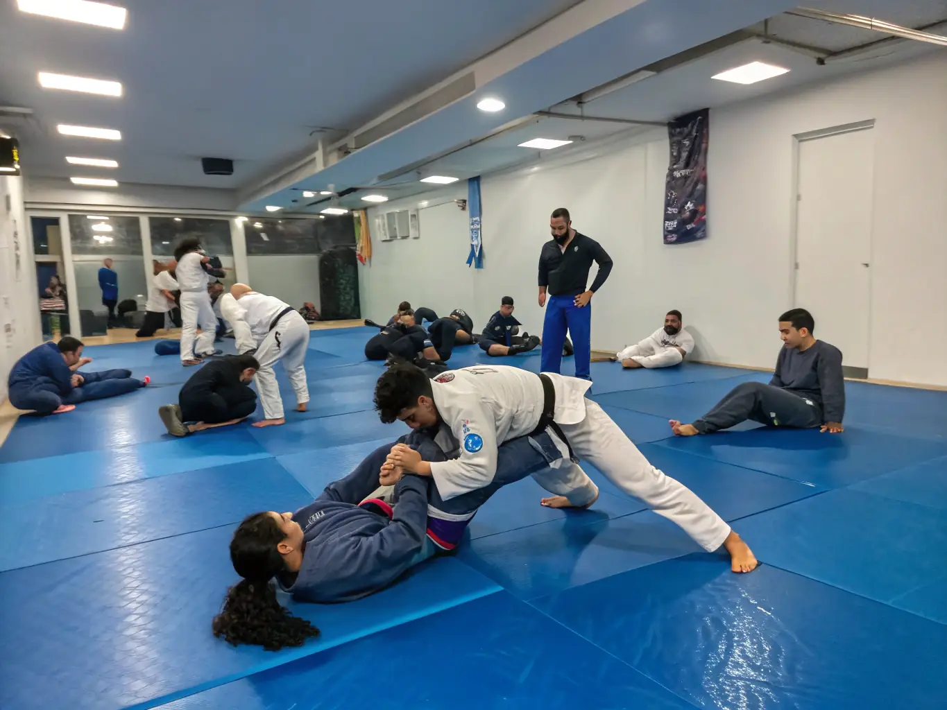 An image capturing a grappling session, showcasing the intensity and technical skill involved in Brazilian Jiu-Jitsu training at 100 % COMBAT TOULOUSE.